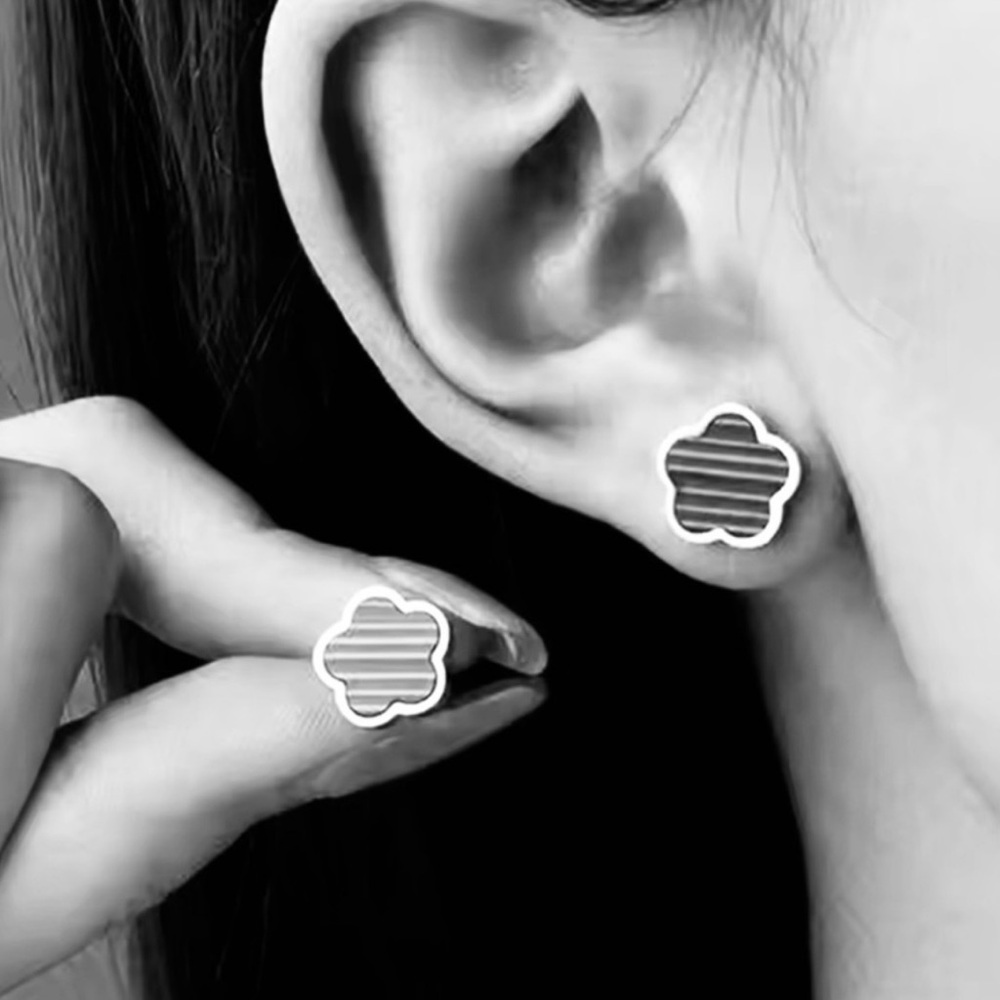 RED CLOVER STUD EARRINGS SET IN GOLD 6 LEAF QUATREFOIL-NEW - Picture 4 of 4